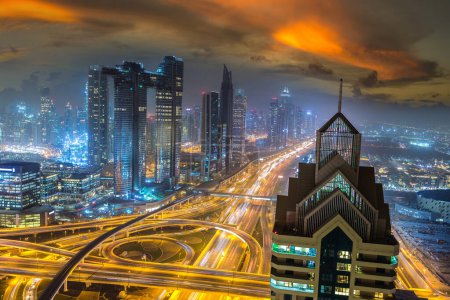 Foto de Vista aérea del centro de Dubai en una noche de verano, Emiratos Árabes Unidos - Imagen libre de derechos