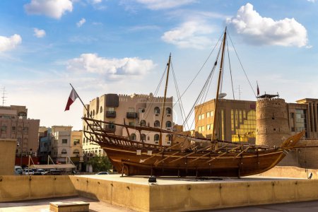 Téléchargez les photos : Ancien bateau de boutre arabe traditionnel dans le fort d'Al Fahidi - ancienne forteresse arabe dans le musée de Dubaï, Émirats arabes unis - en image libre de droit