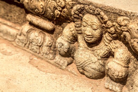 Téléchargez les photos : Gardien sculpté sur les marches de pierre du temple d'Anuradhapura Musée archéologique au Sri Lanka - en image libre de droit