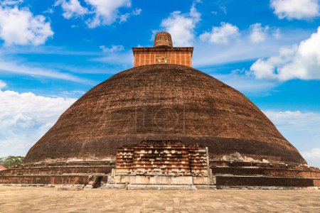 Téléchargez les photos : Stupa Jethawanaramaya au Sri Lanka dans une journée d'été - en image libre de droit