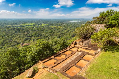 Téléchargez les photos : Vue aérienne depuis le rocher Lion à Sigiriya par une journée ensoleillée, Sri Lanka - en image libre de droit