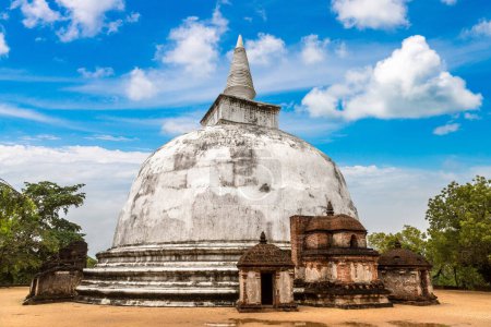 Foto de Kiri Vehera white stupa in Polonnaruwa Archaeological Museum, Sri Lanka - Imagen libre de derechos