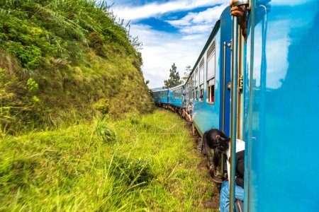 Foto de Tren en Nuwara Eliya, Sri Lanka en un día de verano - Imagen libre de derechos