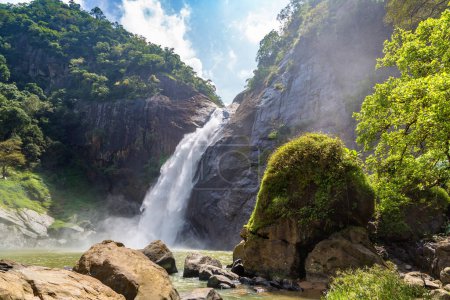 Téléchargez les photos : Cascade Dunhinda par une journée ensoleillée au Sri Lanka - en image libre de droit