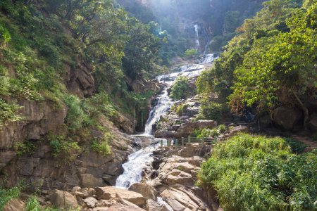 Téléchargez les photos : Cascade de Rawana par une journée ensoleillée au Sri Lanka - en image libre de droit