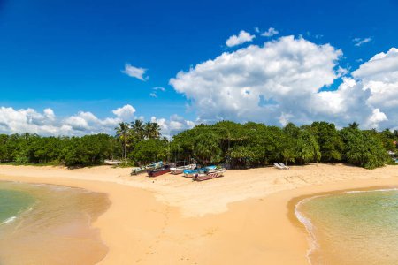 Foto de Playa tropical de Midigama en un día soleado en Sri Lanka - Imagen libre de derechos