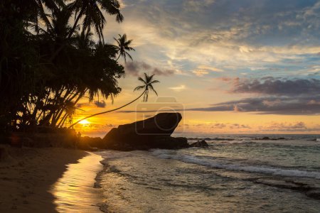 Foto de Puesta de sol en la playa Dalawella en Sri Lanka - Imagen libre de derechos