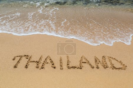 Téléchargez les photos : Mot Thaïlande écrit dans un sable sur une plage tropicale en Thaïlande - en image libre de droit
