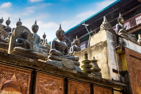 Téléchargez les photos : Statues du Bouddha dans le temple bouddhiste de Gangaramaya, à Colombo par une journée ensoleillée, Sri Lanka - en image libre de droit