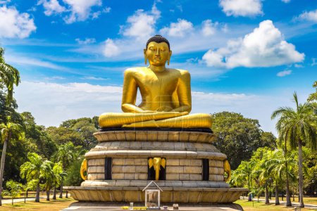 Téléchargez les photos : Bouddha géant assis dans le parc Viharamahadevi à Colombo, Sri Lanka - en image libre de droit