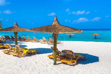 Téléchargez les photos : Chaise longue et parasol (parasol) à la plage tropicale paradisiaque de l'océan par une journée ensoleillée d'été - en image libre de droit