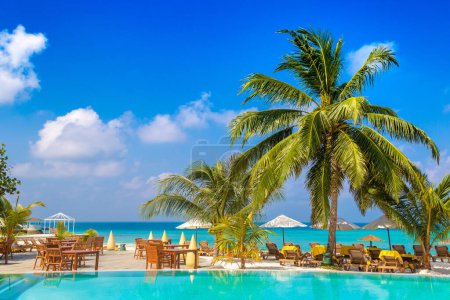 Foto de Piscina en la playa tropical paradisíaca en un soleado día de verano - Imagen libre de derechos