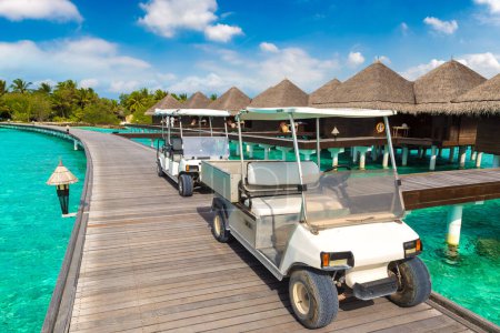 Golfwagen auf den Malediven in Luxusvillen des Resorts