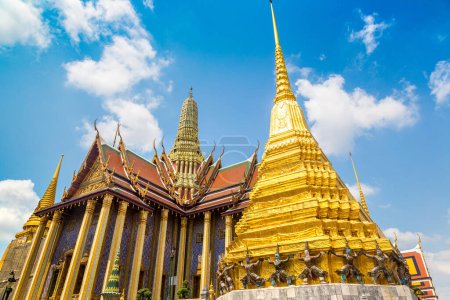 Foto de Grand Palace y Wat Phra Kaew (Templo del Buda Esmeralda) en Bangkok en un día de verano - Imagen libre de derechos