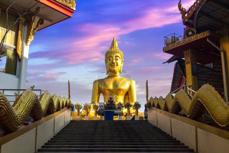 Foto de Golden Big Buddha en Pattaya, Tailandia en un día de verano - Imagen libre de derechos