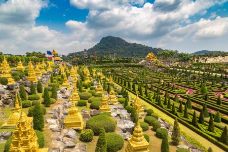 Foto de Nong Nooch Jardín Botánico Tropical, Pattaya, Tailandia en un día soleado - Imagen libre de derechos