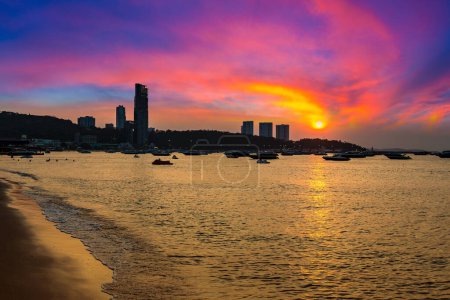 Foto de Hermosa puesta de sol en la playa de Pattaya en Tailandia - Imagen libre de derechos
