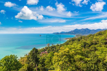 Téléchargez les photos : Vue aérienne panoramique de l'île de Koh Chang, Thaïlande par une journée ensoleillée - en image libre de droit