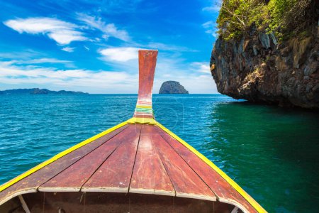 Téléchargez les photos : Nez de bateau traditionnel à queue longue en bois par une journée ensoleillée - en image libre de droit