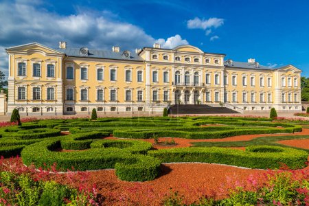 Téléchargez les photos : Jardin à Rundale Palace par une belle journée d'été, Lettonie - en image libre de droit