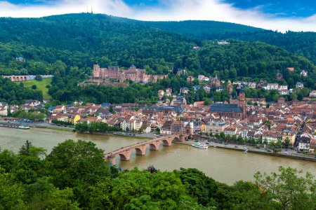 Téléchargez les photos : Vue aérienne panoramique de Heidelberg par une belle journée d'été, Allemagne - en image libre de droit