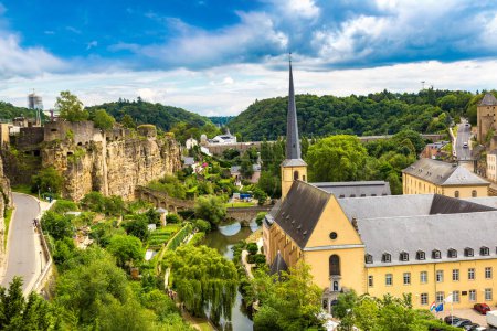 Foto de Vista panorámica de Abbaye de Neumunster y la iglesia de St. Jean du Grund en Luxemburgo un hermoso día de verano, Luxemburgo - Imagen libre de derechos