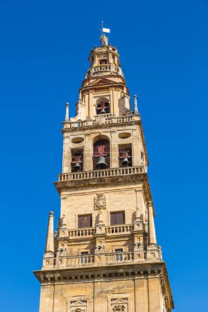 Téléchargez les photos : Tour du clocher Torre del Alminar à Cordoue par une belle journée d'été, Espagne - en image libre de droit