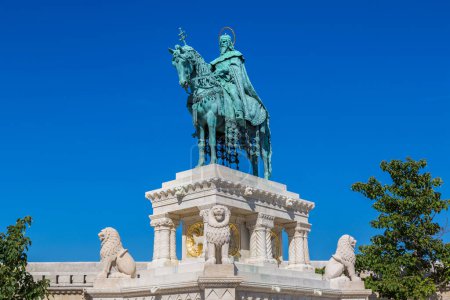 Téléchargez les photos : Statue équestre d'Étienne Ier le premier roi de Hongrie devant le bastion des pêcheurs à Budapest en Hongrie par une belle journée d'été - en image libre de droit