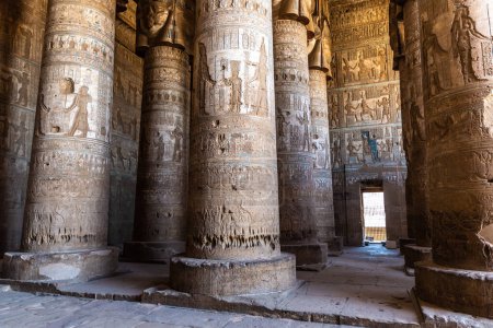 Téléchargez les photos : Intérieur du temple de Dendera par une journée ensoleillée, Louxor, Égypte - en image libre de droit