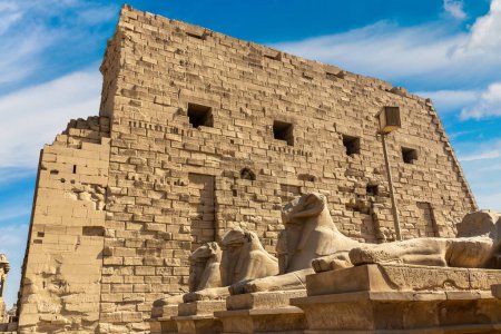 Téléchargez les photos : Temple Karnak dans une journée ensoleillée, Louxor, Egypte - en image libre de droit