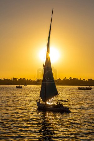 Téléchargez les photos : Voilier sur le Nil au coucher du soleil dans une soirée d'été - en image libre de droit