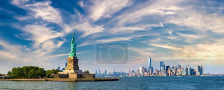 Téléchargez les photos : Panorama de Statue de la Liberté sur fond de paysage urbain de Manhattan à New York, NY, USA - en image libre de droit