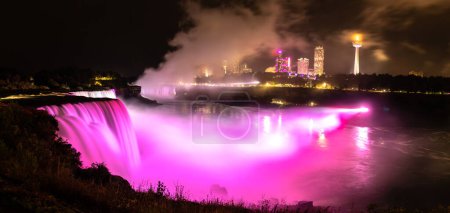 Téléchargez les photos : Panorama de la nuit vue des chutes américaines aux chutes du Niagara, États-Unis, du côté américain - en image libre de droit