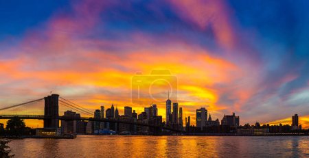 Téléchargez les photos : Panorama du coucher de soleil sur Brooklyn Bridge et vue panoramique sur le centre-ville de Manhattan à New York, États-Unis - en image libre de droit