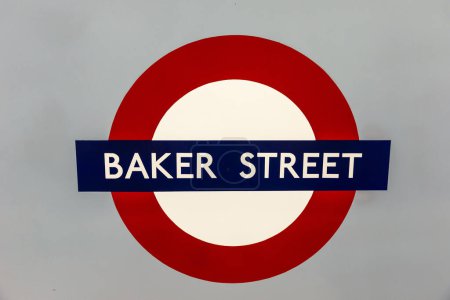 Foto de LONDRES, EL REINO UNIDO - 26 DE JUNIO DE 2022: Una señal de la estación de metro Baker Street en Londres, Inglaterra, Reino Unido - Imagen libre de derechos