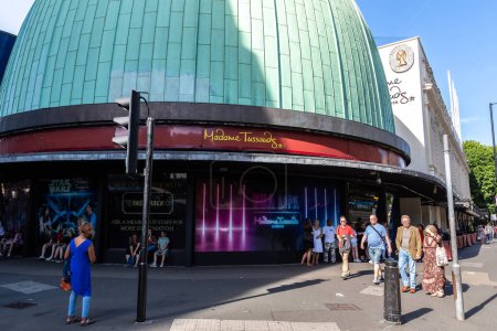 Téléchargez les photos : LONDRES, ROYAUME-UNI - 26 JUIN 2022 : Madame Tussauds waxworks Museum in London in a sunny day, Angleterre, Royaume-Uni - en image libre de droit