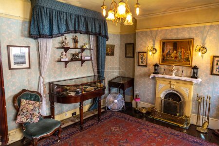 Foto de LONDRES, EL REINO UNIDO - 26 DE JUNIO DE 2022: Vintage interior of The Sherlock Holmes Museum in Victorian style at Baker street in London, England, UK - Imagen libre de derechos