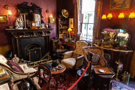Téléchargez les photos : LONDRES, ROYAUME-UNI - 26 JUIN 2022 : Vintage interior of The Sherlock Holmes Museum in Victorian style at Baker street in London, England, UK - en image libre de droit