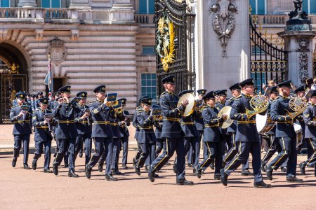 Foto de LONDRES, Reino Unido - 17 de junio de 2022: Ceremonia de cambio de guardia frente al Palacio de Buckingham en Londres en un soleado día de verano, Reino Unido - Imagen libre de derechos