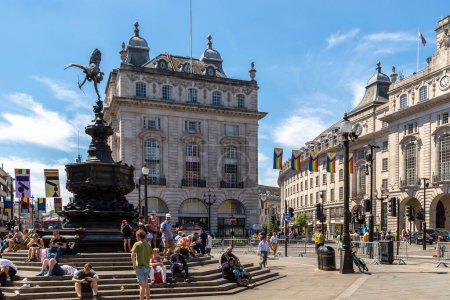 Téléchargez les photos : LONDRES, ROYAUME-UNI - 17 JUIN 2022 : Les gens au Piccadilly Circus à Londres par une journée ensoleillée d'été, Royaume-Uni - en image libre de droit