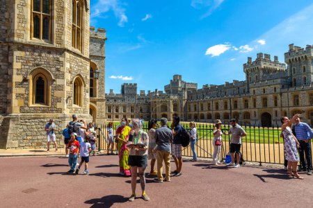 Téléchargez les photos : WINDSOR, Royaume-Uni - 19 JUIN 2022 : Touristes dans la cour du château de Windsor à Windsor par une journée d'été ensoleillée, Royaume-Uni - en image libre de droit