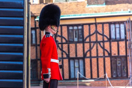 Téléchargez les photos : WINDSOR, Royaume-Uni - 19 JUIN 2022 : Garde royale en service au château de Windsor à Windsor par une journée ensoleillée d'été, Royaume-Uni - en image libre de droit