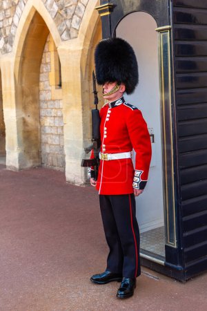 Téléchargez les photos : WINDSOR, Royaume-Uni - 19 JUIN 2022 : Garde royale en service au château de Windsor à Windsor par une journée ensoleillée d'été, Royaume-Uni - en image libre de droit