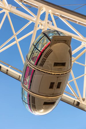 Foto de LONDRES, Reino Unido - 17 de junio de 2022: La noria London Eye en un soleado día de verano en Londres, Reino Unido - Imagen libre de derechos