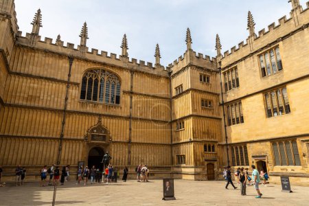 Téléchargez les photos : OXFORD, Royaume-Uni - 11 JUIN 2022 : Bodleian Library - Oxford Main Science Library in a summer day, Royaume-Uni - en image libre de droit