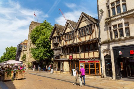 Téléchargez les photos : OXFORD, Royaume-Uni - 11 JUIN 2022 : Ancienne maison à colombages fachwerk à Oxford dans une journée d'été, Royaume-Uni - en image libre de droit