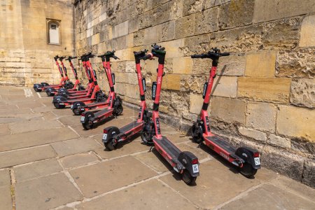 Téléchargez les photos : OXFORD, Royaume-Uni - 11 JUIN 2022 : Scooters électriques partagés à louer par la société VOI dans une rue à Oxford dans une journée d'été, Royaume-Uni - en image libre de droit