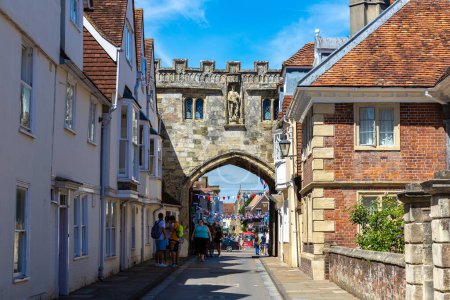 Téléchargez les photos : SALISBURY, Royaume-Uni - 17 JUIN 2022 : Porte historique High Street à Salisbury par une journée d'été ensoleillée, Royaume-Uni - en image libre de droit