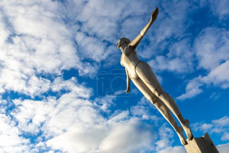 Téléchargez les photos : SCARBOROUGH, Royaume-Uni - 27 JUILLET 2022 : Statue de plongée Belle à Scarborough, Yorkshire par une journée ensoleillée d'été, Royaume-Uni - en image libre de droit