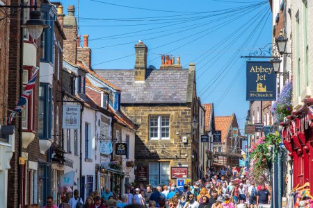 Foto de WHITBY, Reino Unido - 13 de agosto de 2022: Calle turística típica de Whitby - Popular centro turístico en un soleado día de verano, Yorkshire del Norte, Reino Unido - Imagen libre de derechos